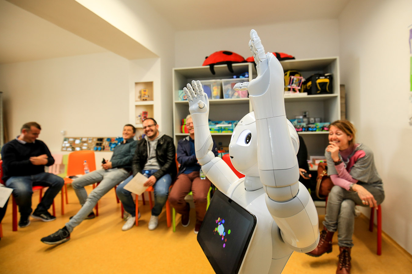 Robot v Centru robotiky.