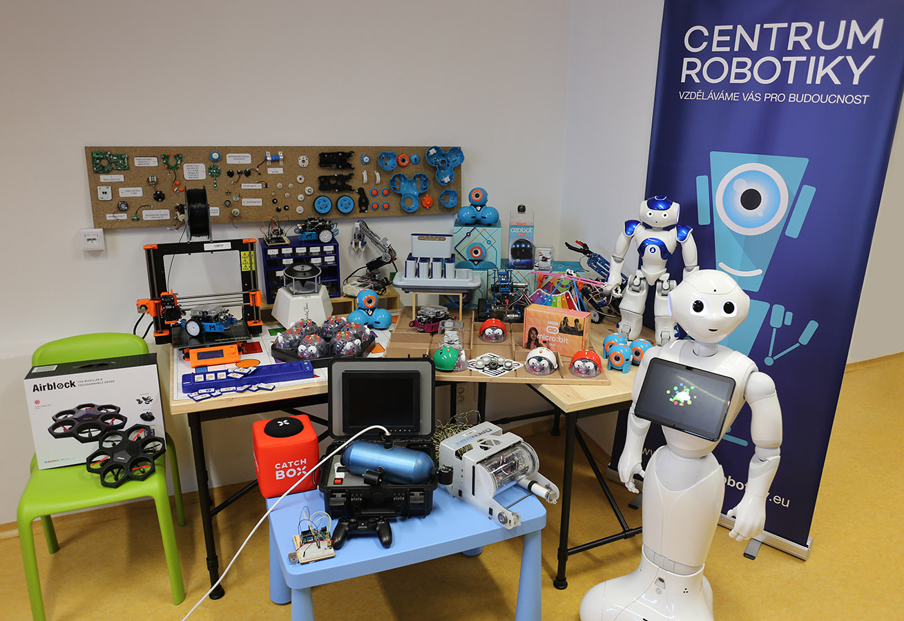 Vybavení Centra robotiky.
